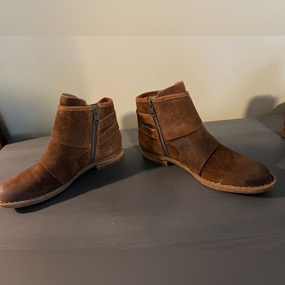 Born Moraga Suede Bootie NWOB - Picture 4 of 11